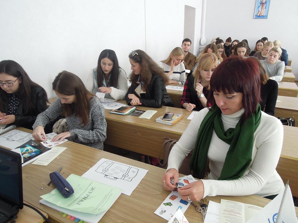 Студенти та викладачі виконують вправи.